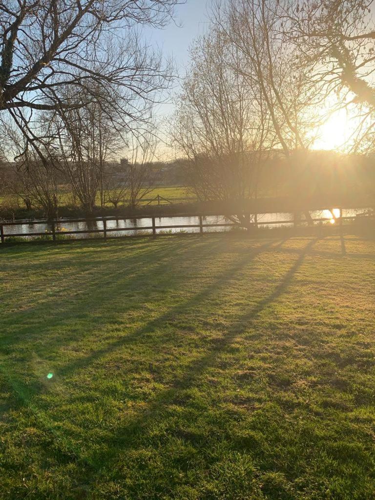 The Swan Inn Salisbury Wilton  Esterno foto